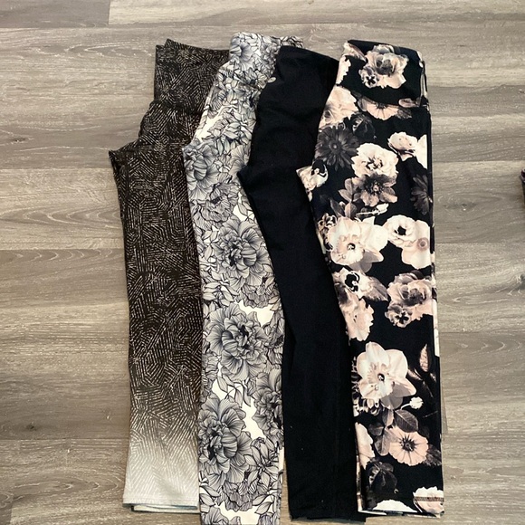 Bundle of 4 size S activewear leggings - Picture 1 of 3